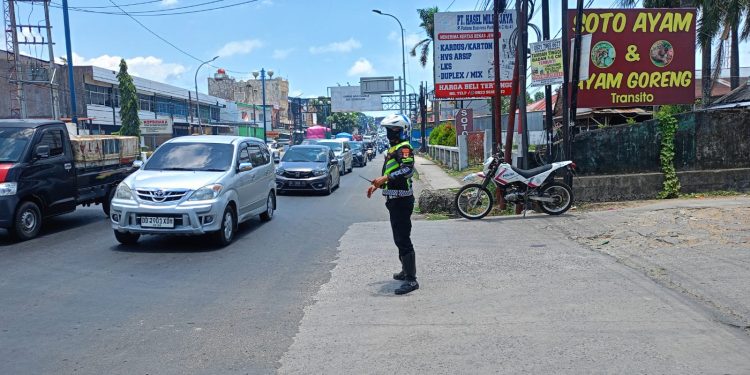 Demi Kelancaran Jalan, Satlantas Polres Maros Tak Gentar Hadapi Teriknya Matahari