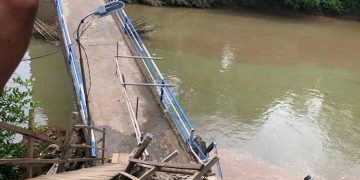 JEMBATAN PENGHUBUNG BONTOKAMASE – PAKERE MAROS AMBRUK, WARGA TERISOLASI