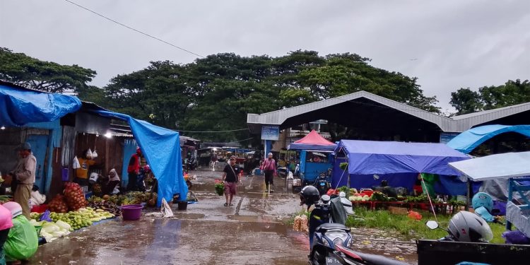 Pedagang Pasar Subuh dan Teramo Maros Keluhkan Aktivitas Pasar di Area Kantor Dinas Perhubungan