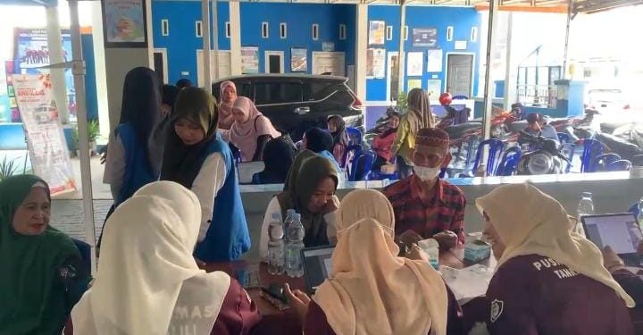 Warga Lekopancing Antusias Ikuti Pemeriksaan Kesehatan Gratis, Dapat Bibit Tanaman Produktif